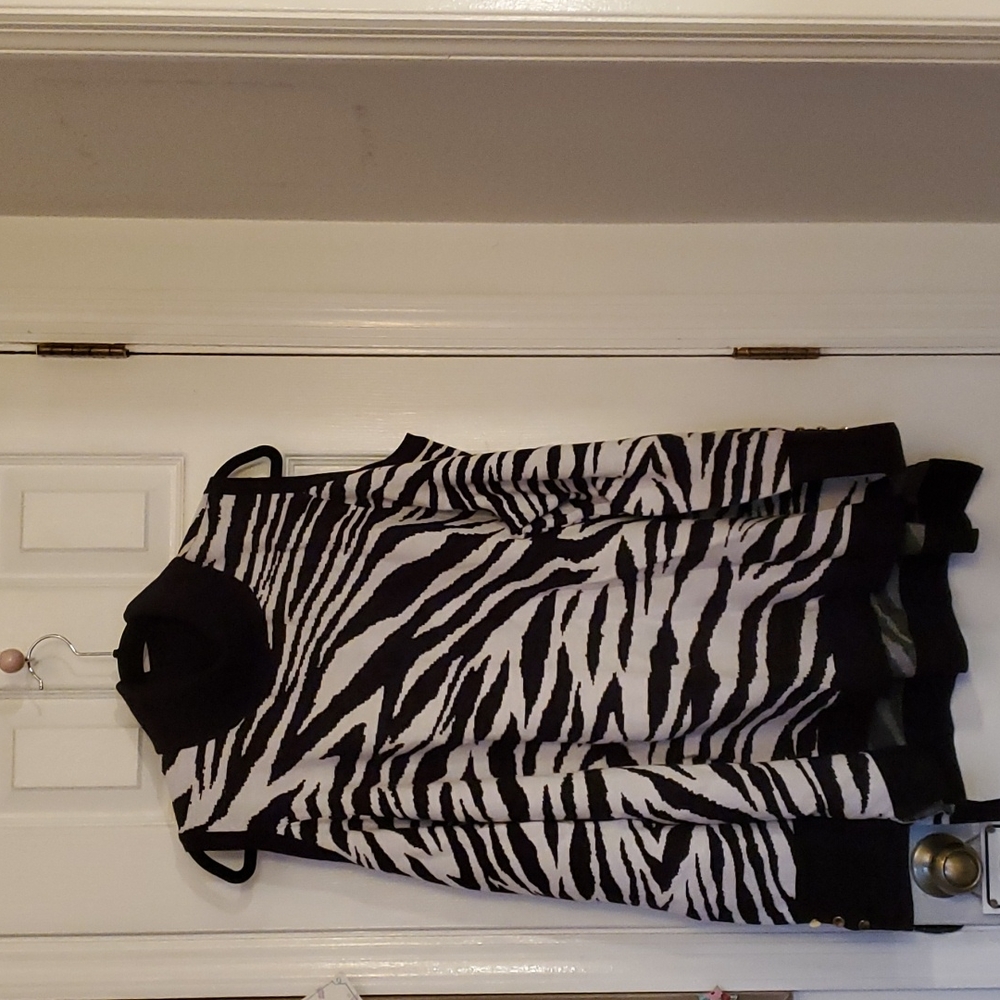 [Never Worn] Well-Made Coolout Shoulder Animal Print Sweater With Accent Buttons